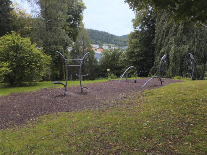 Nygårdsparken outdoor gym, with various body weight-based exercise machines, including a pull-up bar.